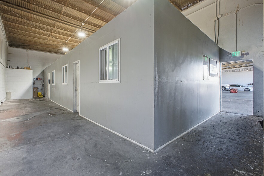 More Photos Of 818-828 E Manchester Ave, Los Angeles Warehouse For Sale
