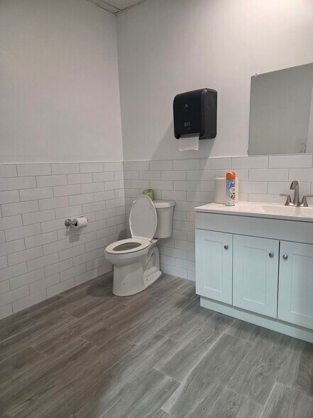 More Photos Of 200 Engineers Rd, Hauppauge Manufacturing For Lease