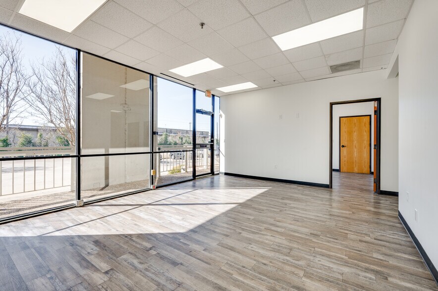 More Photos Of 13435 Jupiter Rd, Dallas Distribution For Lease