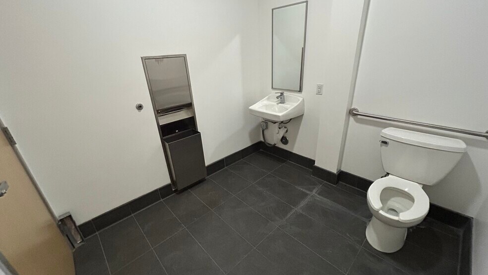 More Photos Of 34 Thomas, Irvine Research And Development For Lease