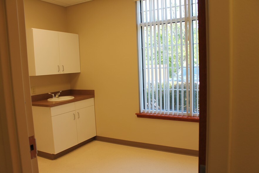 More Photos Of 3799 Commerce Ct, North Tonawanda Medical For Lease