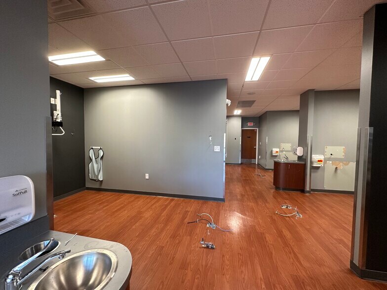 More Photos Of 2011 Grinstead Dr, Louisville Freestanding For Lease