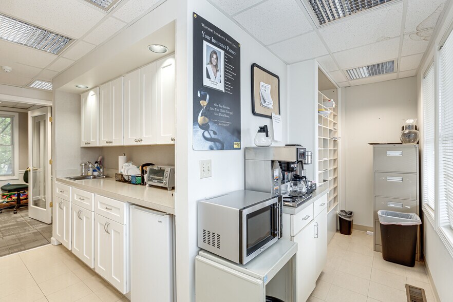 More Photos Of 221 S Main St, Flemington Office For Lease