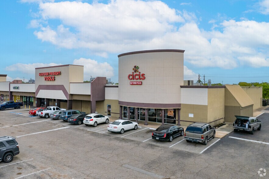 More Photos Of 10822-10962 N I-45, Houston Unknown For Lease