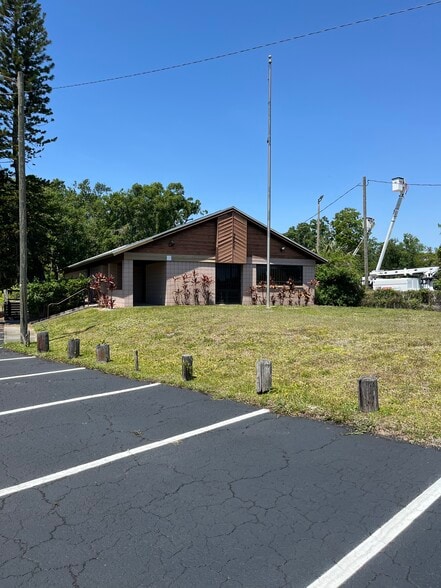 More Photos Of 8406 N US Highway 301, Tampa Showroom For Lease