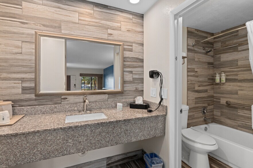 More Photos Of 3956 W Colonial Dr, Orlando Hotel For Sale