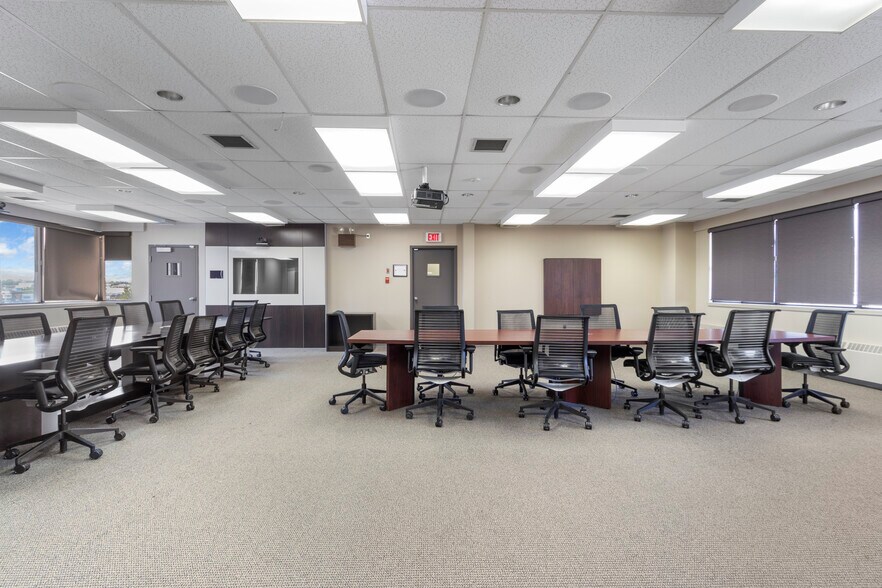 More Photos Of 5516 Industrial Rd, Rocky Rapids Office For Lease