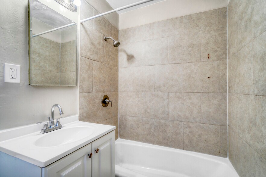 More Photos Of 1922 Locust Ave, Long Beach Apartments For Sale