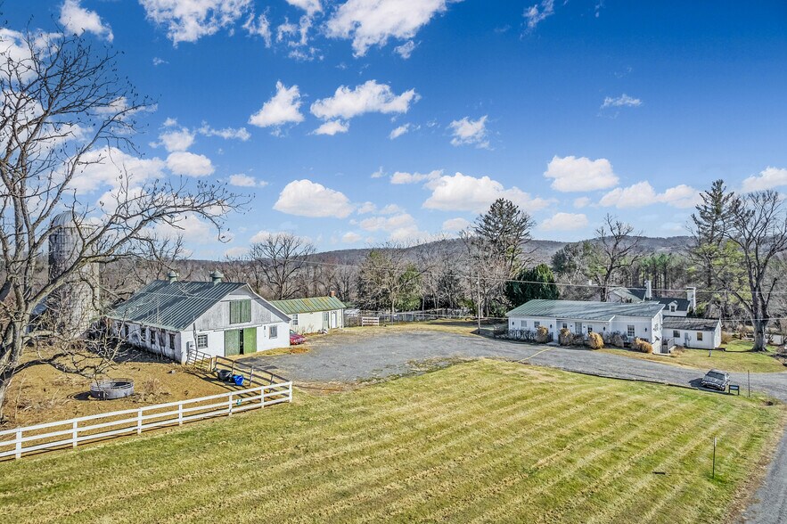 More Photos Of 23130 Briar Patch Ln, Middleburg Hospitality For Sale