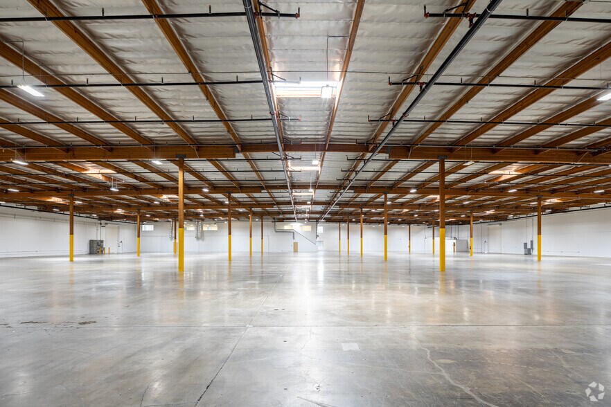 More Photos Of 1210-1230 N Red Gum St, Anaheim Warehouse For Lease