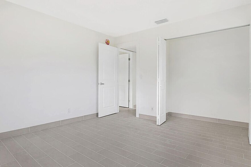 More Photos Of 2638 Lake Dr, Riviera Beach Apartments For Sale