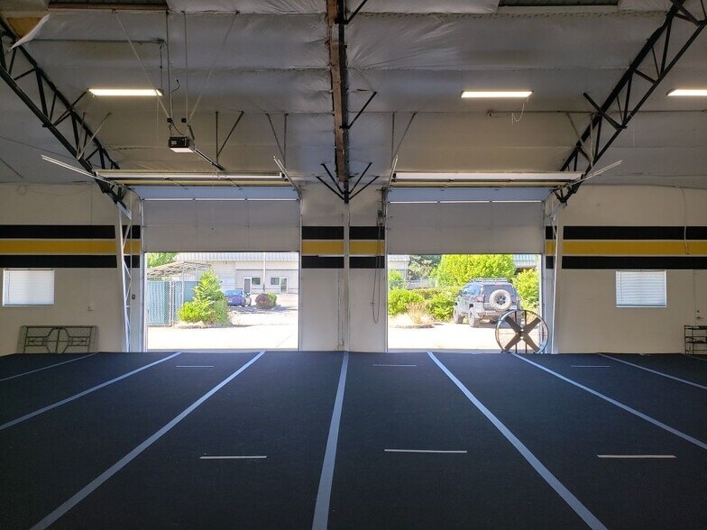 More Photos Of 2053 Laura St, Springfield Showroom For Lease