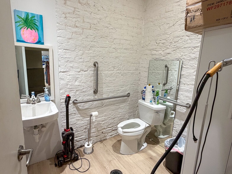 More Photos Of 345 King St, Charleston Storefront Retail Office For Lease