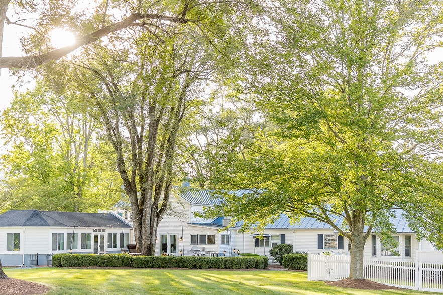 More Photos Of 1329 Commerce Rd, Staunton Hotel For Sale