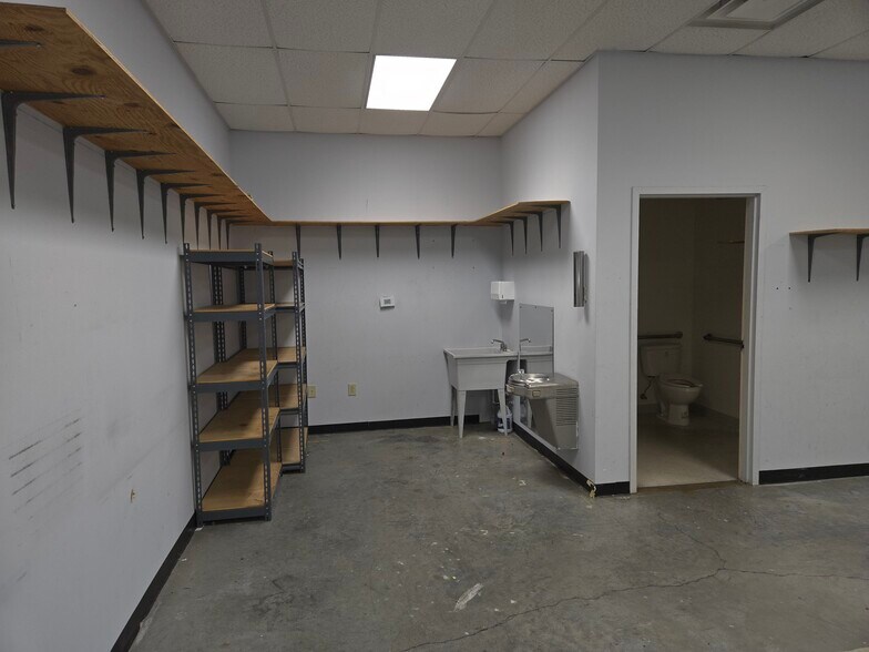 More Photos Of 3002 Lee Hwy, Bristol Freestanding For Lease