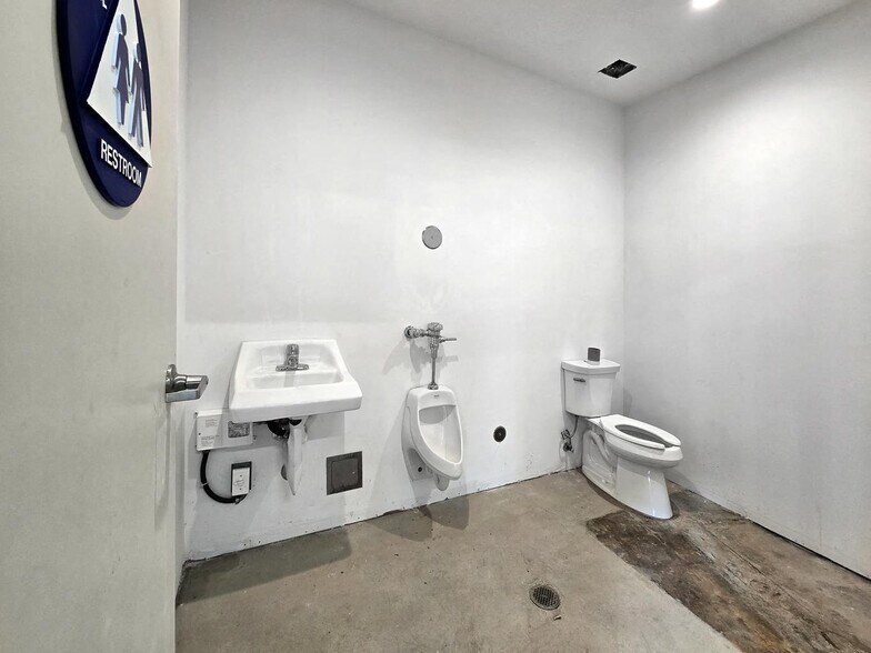 More Photos Of 5075 W Adams Blvd, Los Angeles Medical For Lease