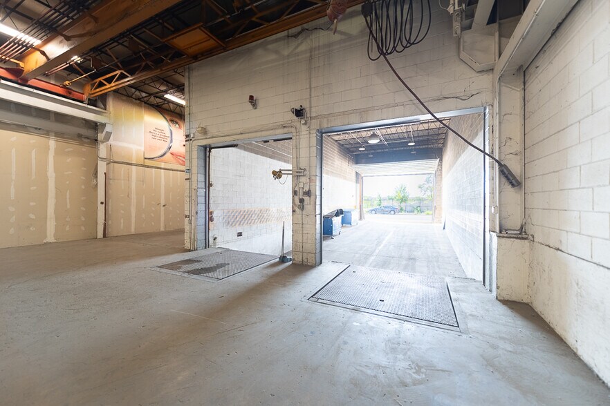 More Photos Of 2650 W Fulton St, Chicago Light Distribution For Lease