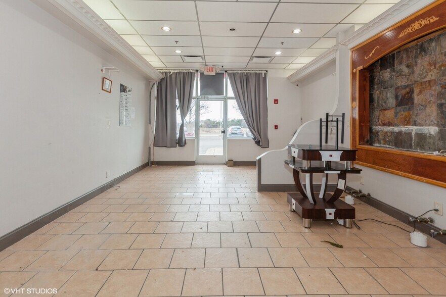 More Photos Of 277-297 S Weber Rd, Romeoville Storefront For Lease