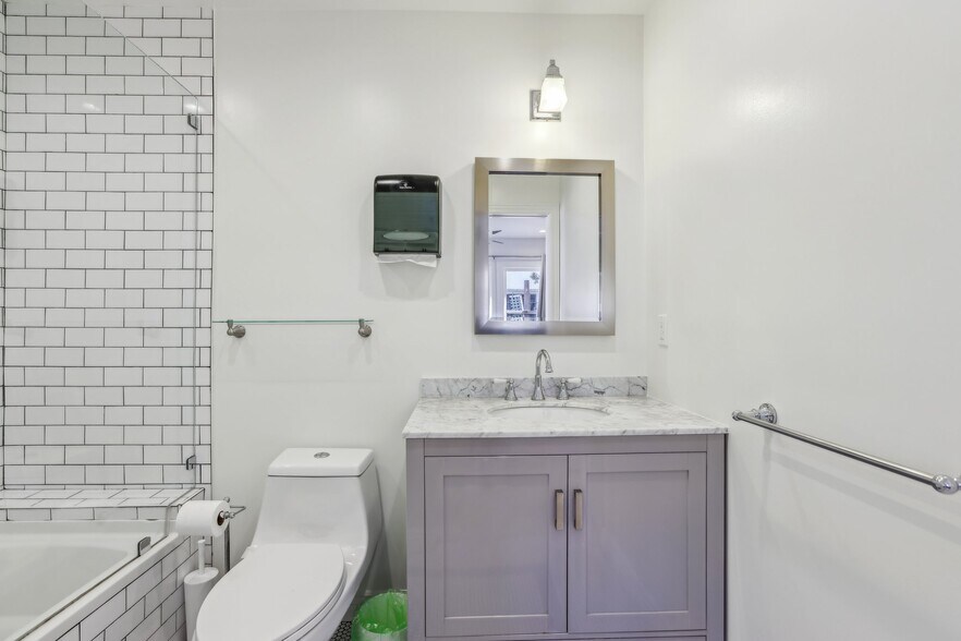 More Photos Of 6082 Selma Ave, Los Angeles Rehabilitation Center For Lease