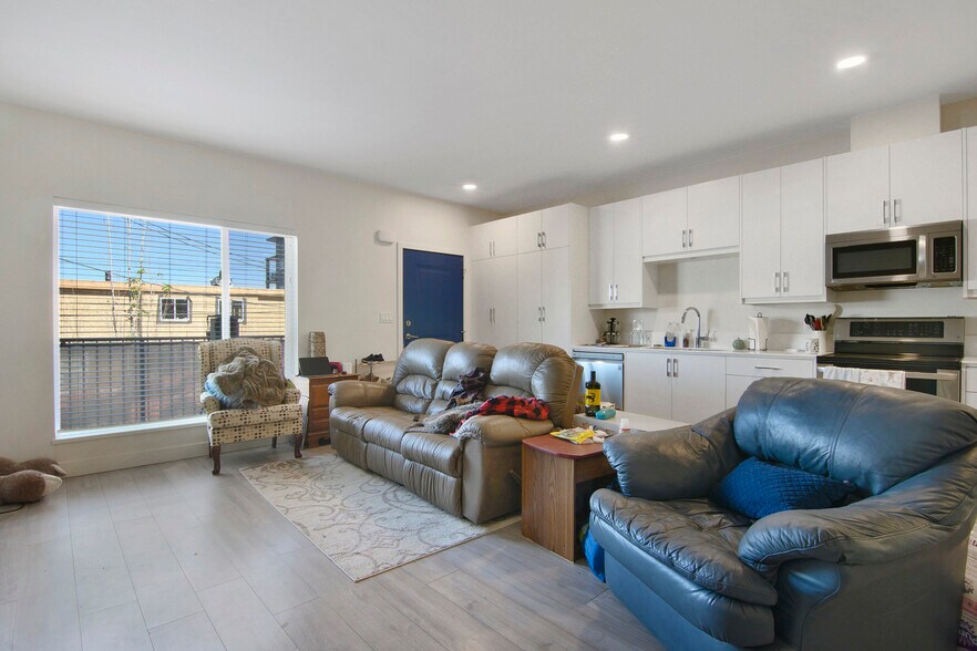 More Photos Of 124 Calgary Av, Penticton Apartments For Sale