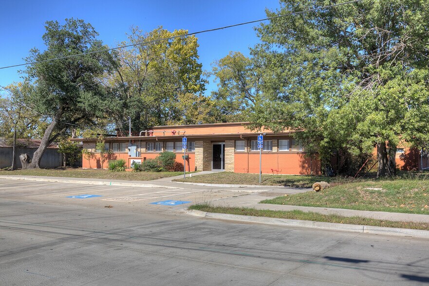 More Photos Of 217 College St, Sulphur Springs General Retail For Sale