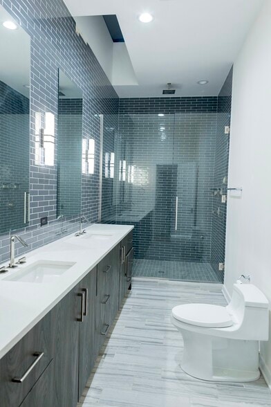 More Photos Of 22 E Elm St, Chicago Storefront Retail Office For Sale