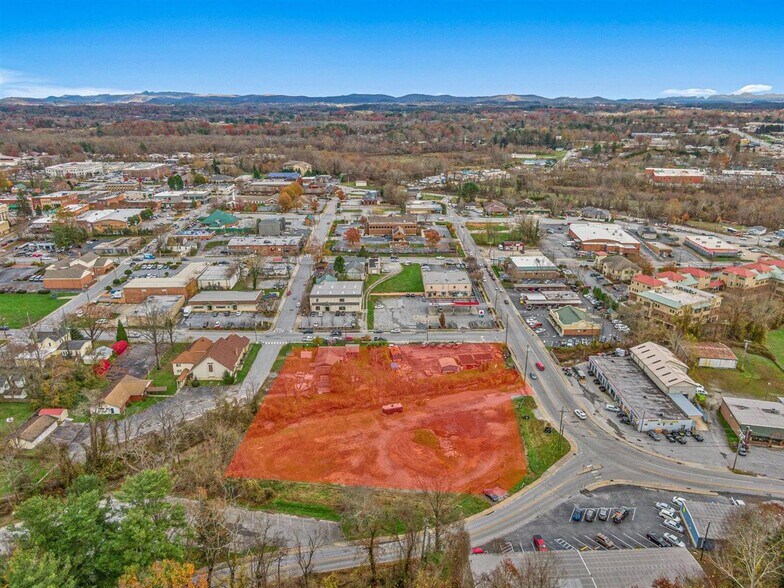 More Photos Of 307-321 S Washington St, Hendersonville Land For Lease