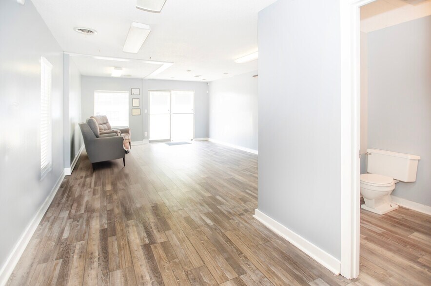 More Photos Of 401 Hillcrest St, Clinton Office For Sale