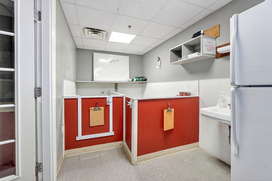More Photos Of 140 Summer St, Holliston Veterinarian Kennel For Sale