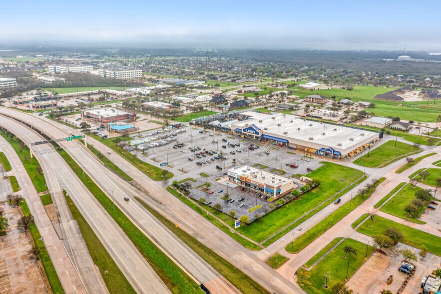 More Photos Of 300 TX-332, Lake Jackson General Retail For Sale