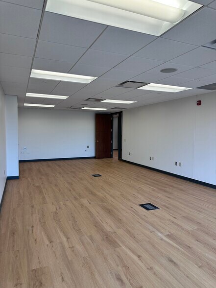 More Photos Of 730 Holiday Dr, Pittsburgh Office For Lease
