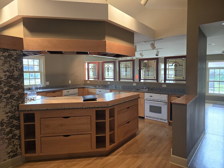 More Photos Of 115 W 6th St, Marshfield Storefront Retail Office For Sale