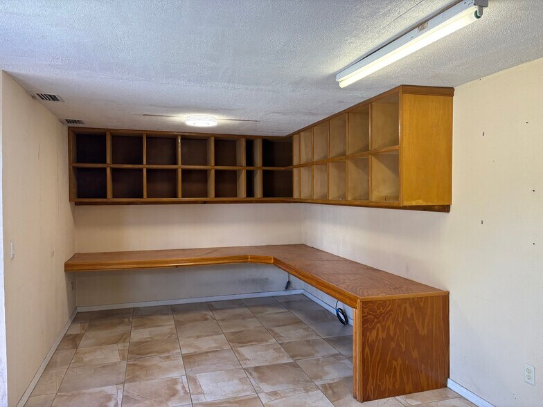 More Photos Of 3963 Exchange Ave, Naples Warehouse For Lease