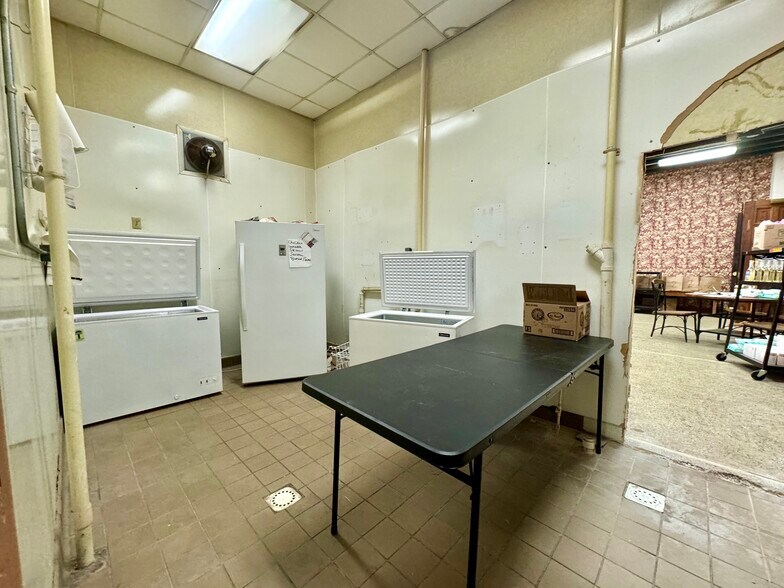 More Photos Of 118 E Court St, Paris Hotel For Sale