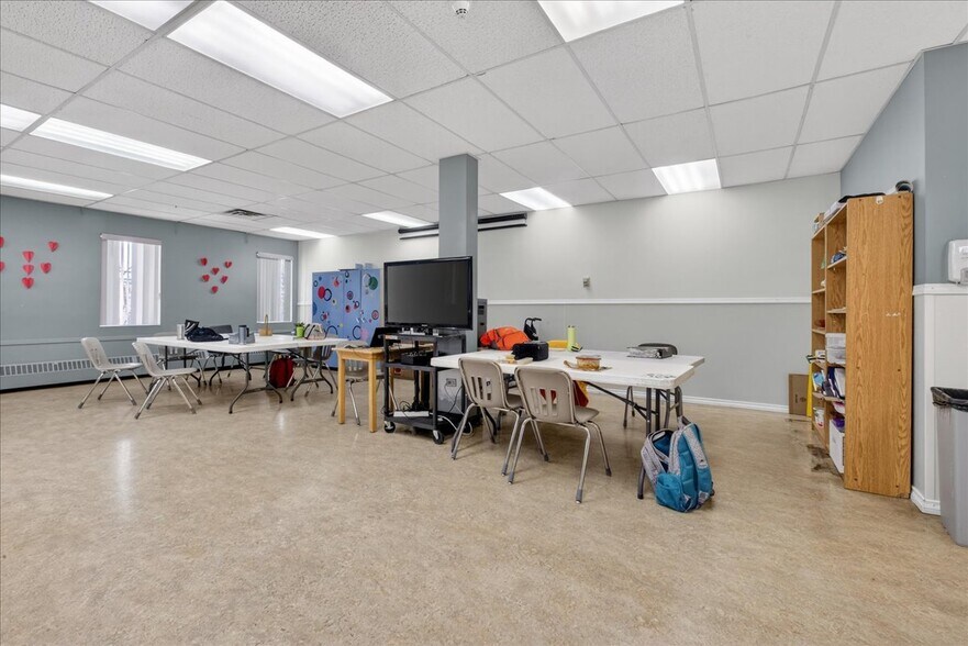 More Photos Of 11831 123 St NW, Edmonton Office For Sale