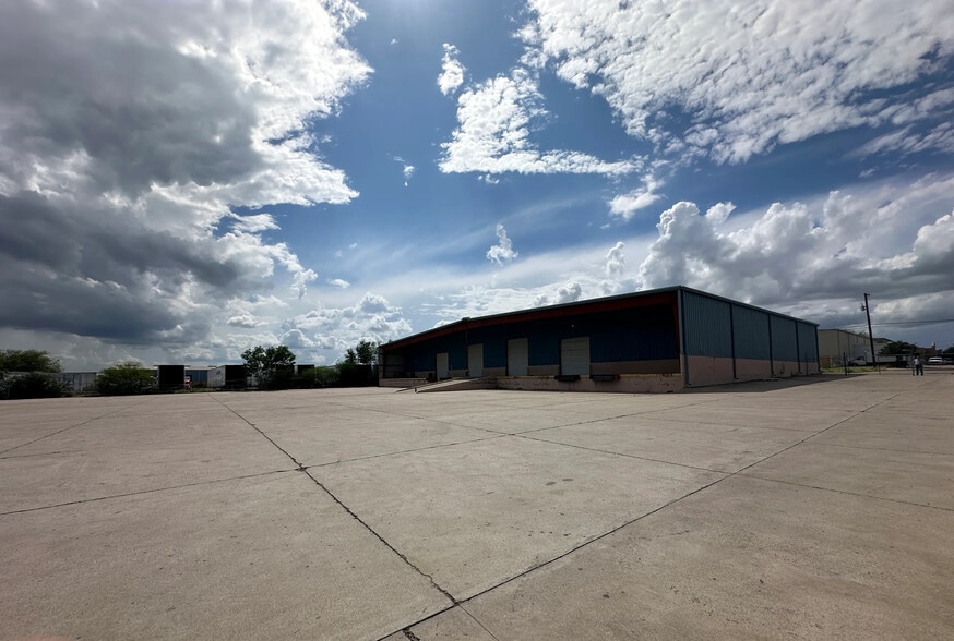More Photos Of 711 Enterprise St, Laredo Warehouse For Lease