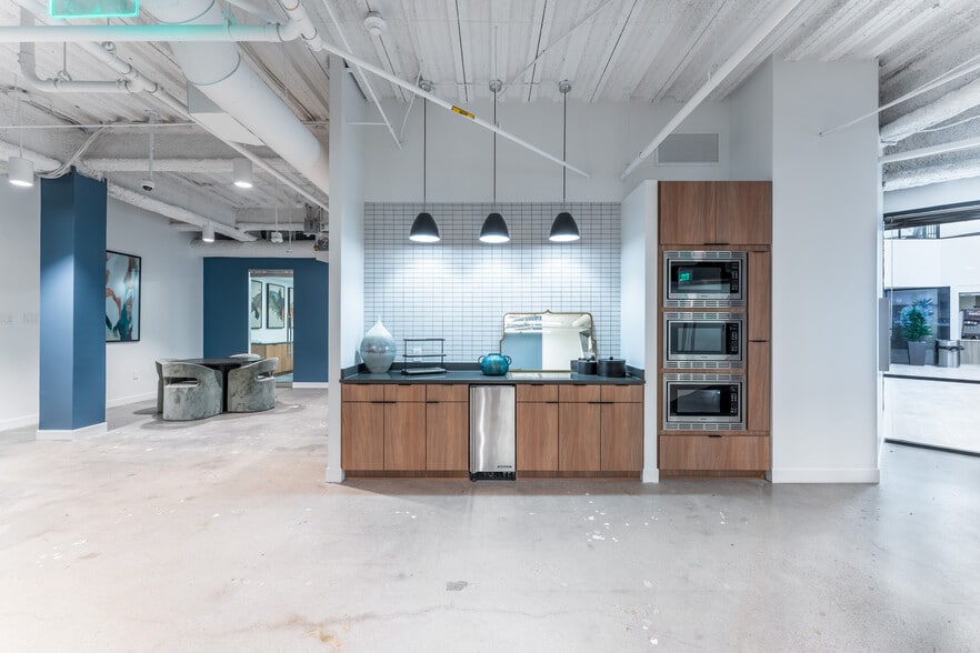 More Photos Of 6600 Lyndon B Johnson Fwy, Dallas Office For Lease