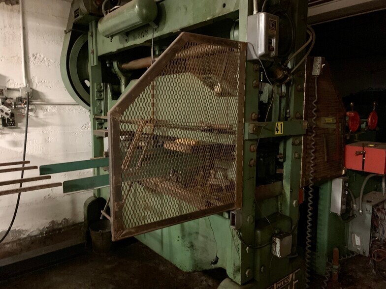 More Photos Of 240 Chestnut St, Liberty Warehouse For Lease