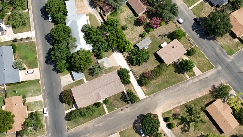 More Photos Of 1405 N Crockett St, Fredericksburg Apartments For Sale