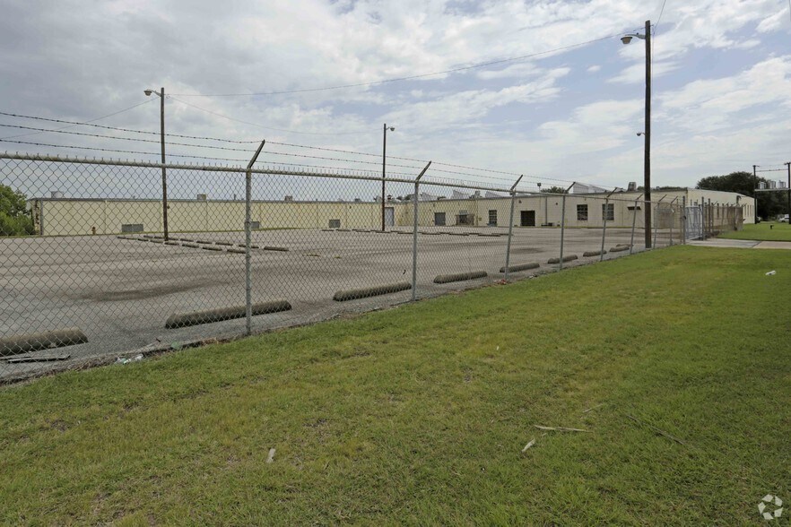 More Photos Of 2743 Pierce St, Dallas Manufacturing For Sale