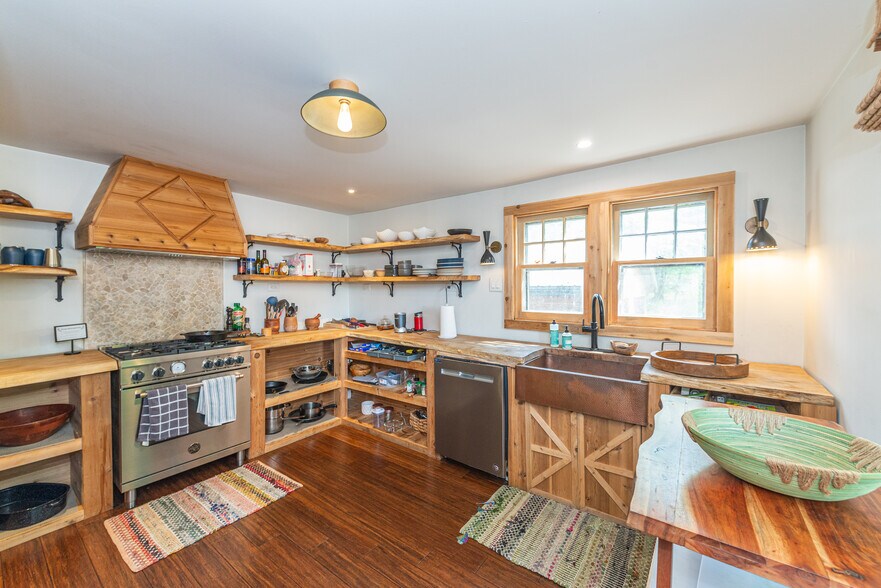 More Photos Of 62 Mount Pleasant Rd, Columbia Specialty For Sale