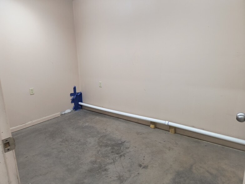 More Photos Of 1430 E Springhill Dr, Terre Haute General Retail For Lease