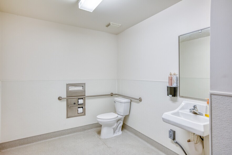 More Photos Of 1452 E Valencia Dr, Fullerton Warehouse For Lease