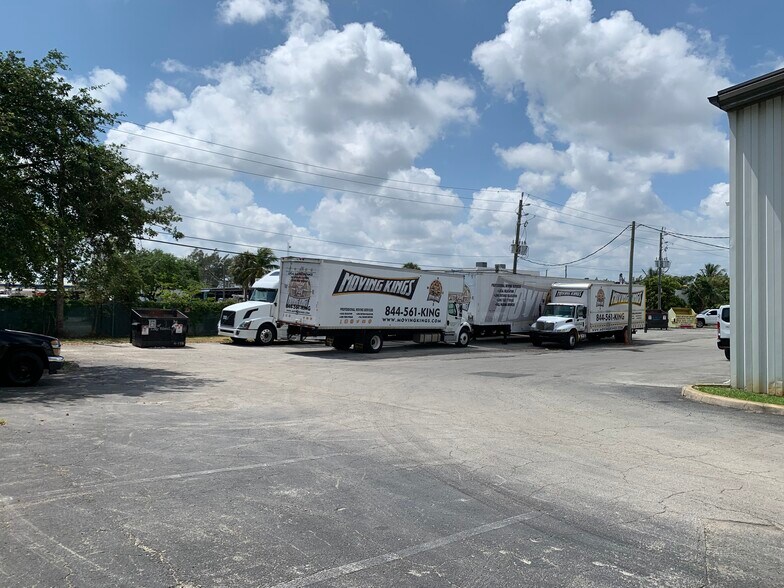 More Photos Of 1937-1985 10th Ave N, Lake Worth Light Distribution For Sale