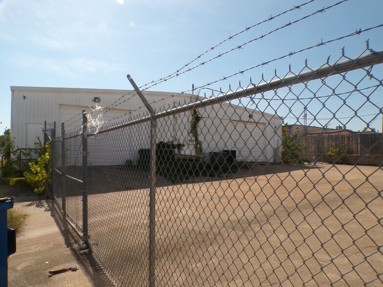 More Photos Of 7619-7621 E 46th Pl, Tulsa Showroom For Sale