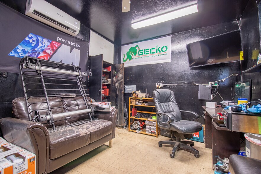 More Photos Of 539 N Frazier St, Conroe Auto Repair For Sale