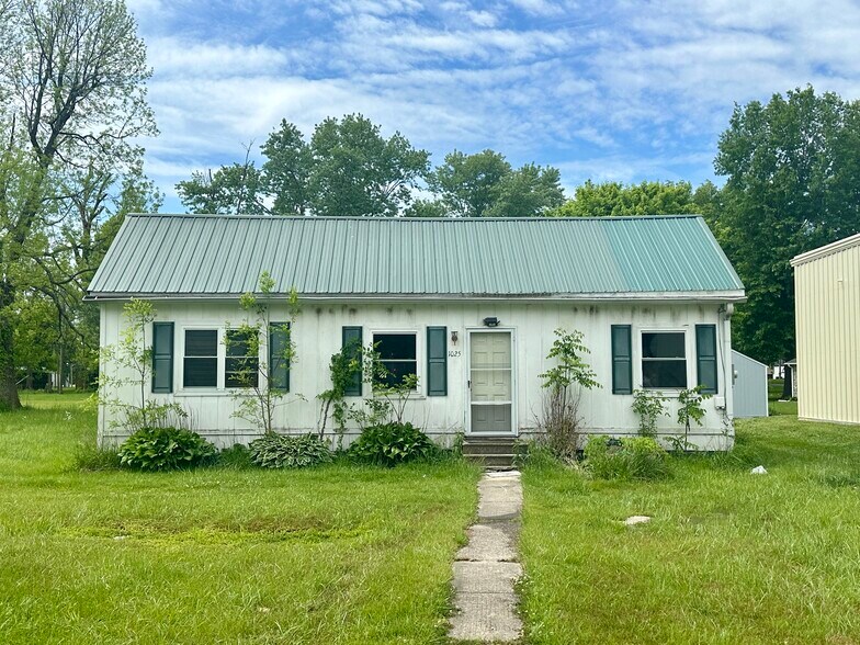 More Photos Of 1025 Highway 150 NE, Palmyra Freestanding For Sale