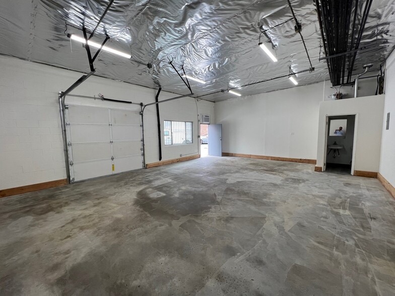 More Photos Of 13026 Saticoy St, North Hollywood Warehouse For Lease