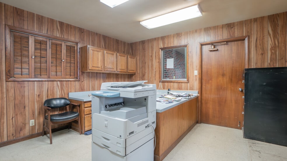 More Photos Of 1019 E Summit St, Crown Point Warehouse For Sale