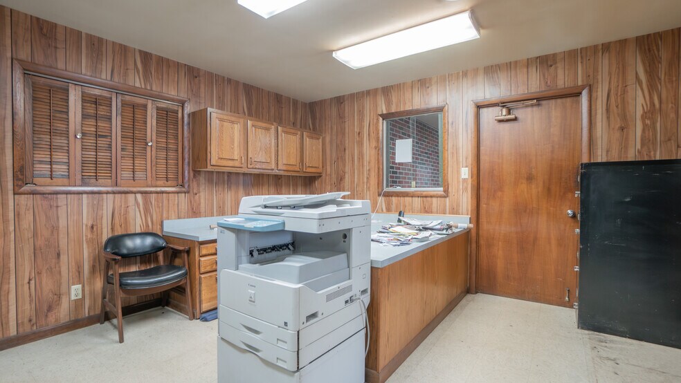 More Photos Of 1019 E Summit St, Crown Point Warehouse For Sale